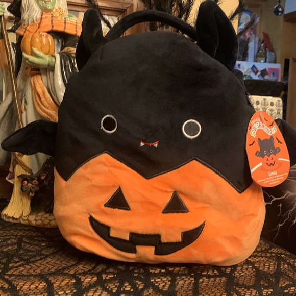 EMILY 🦇 Pumpkin Bat Candy Pail Halloween 2023 Original Squishmallow ☆》NWT《☆ - Picture 6 of 8